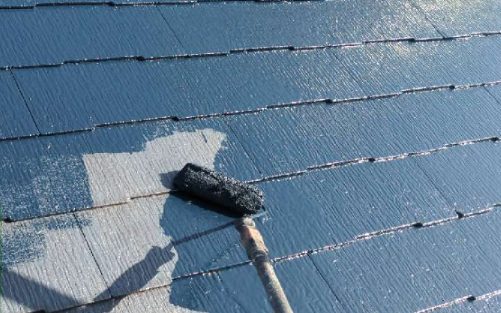 屋根塗装上塗り1回目施工中