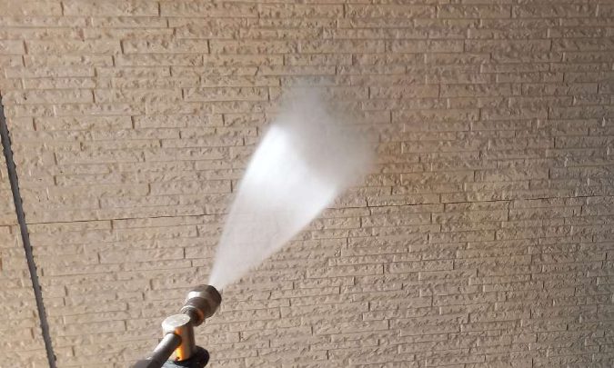 高圧洗浄 外壁 洗浄中