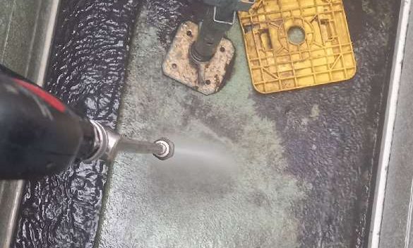 高圧洗浄 ベランダ床 洗浄中