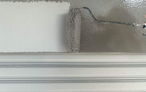 シャッターボックス上塗り施工中