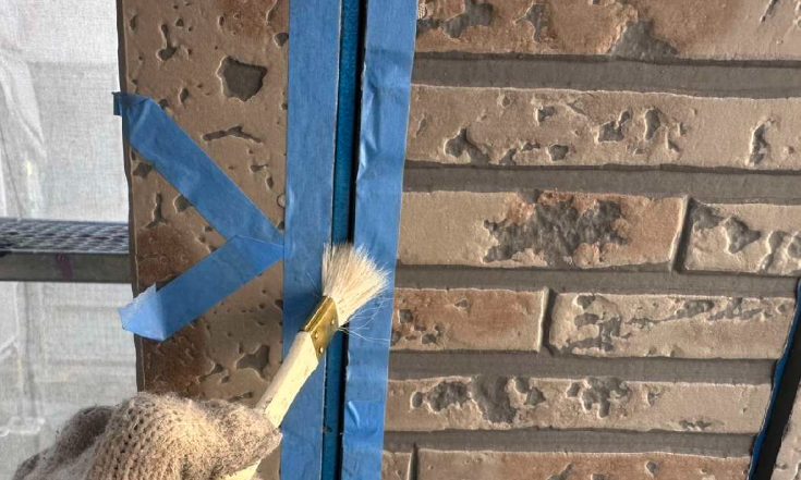 外壁シーリングプライマー施工中