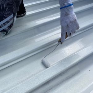 屋根塗装施工中