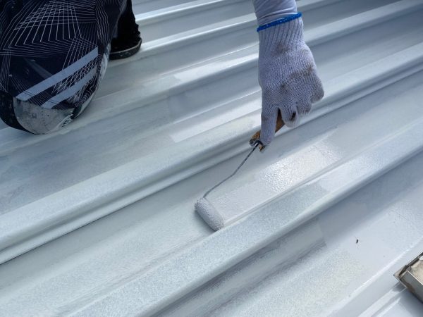 屋根塗装施工中