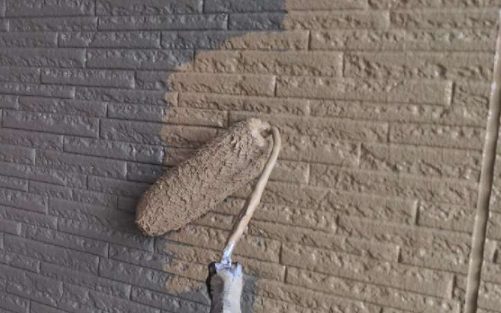 外壁塗装上塗り1回目施工中