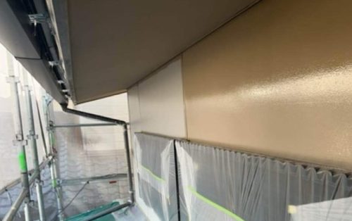 外壁上塗り1回目施工中