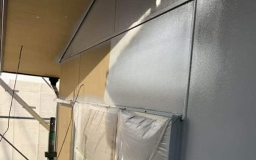 外壁下塗り施工中