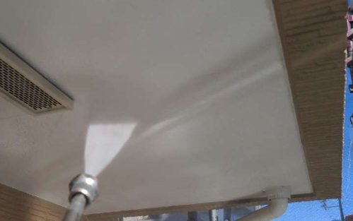 軒天高圧洗浄施工中