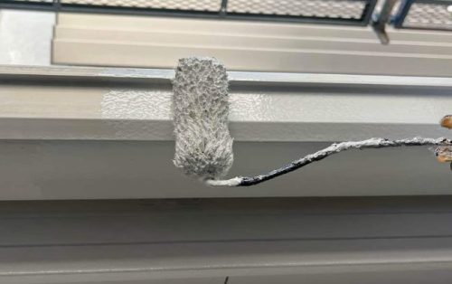 雨樋上塗り施工中