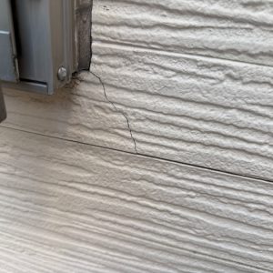 窓回りひび割れ