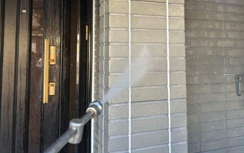 外壁高圧洗浄施工中