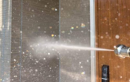 外壁高圧洗浄中