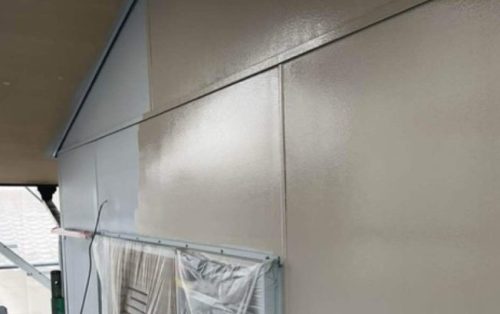 外壁中塗り施工中