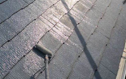 屋根塗装下塗り1回目施工中