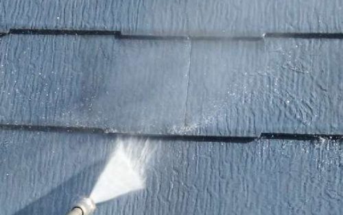 屋根高圧洗浄施工中