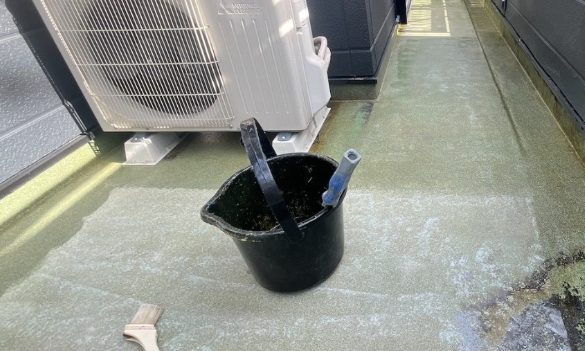 ベランダ防水 プライマー 施工中