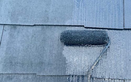 屋根塗装中塗り施工中