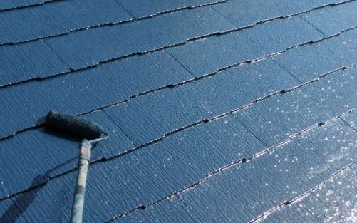 屋根塗装上塗り2回目施工中