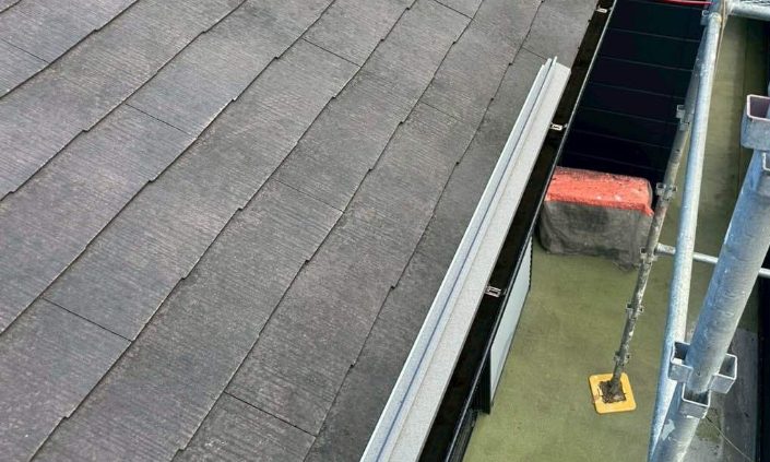 屋根カバー工法 軒先板金取付 施工中