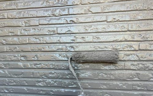 外壁塗装上塗り2回目施行中