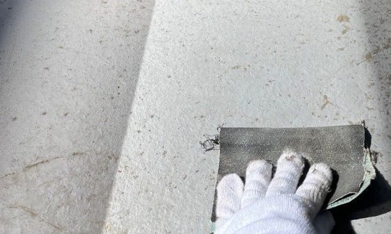 ベランダFRP防水　下地処理（清掃・ケレン）