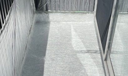 ベランダFRP防水　ガラスマット敷設