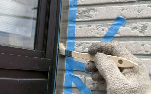 サッシシールプライマー塗布施工中