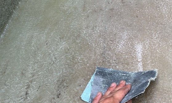 ベランダFRP防水　サンディング