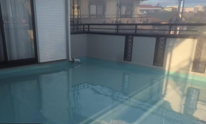 ウレタン防水 通気緩衝工法　ウレタン防水材２層目 施工中