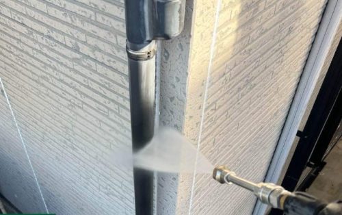 竪樋高圧洗浄施工中