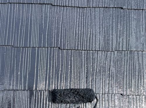 屋根塗装上塗り施工中