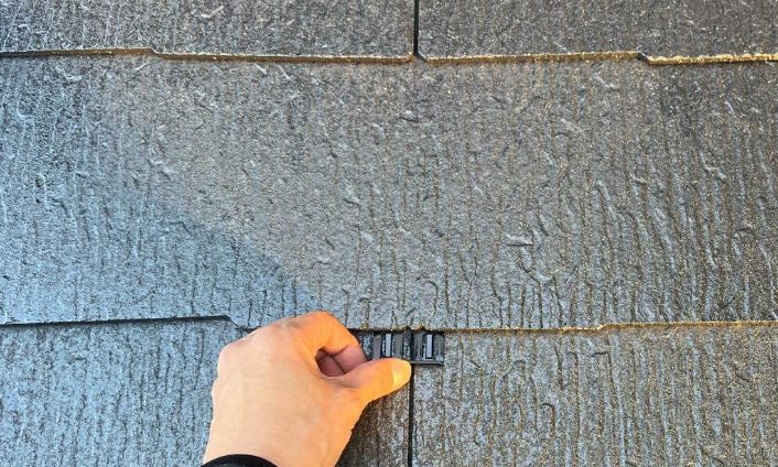 屋根塗装　タスペーサー取付施工中