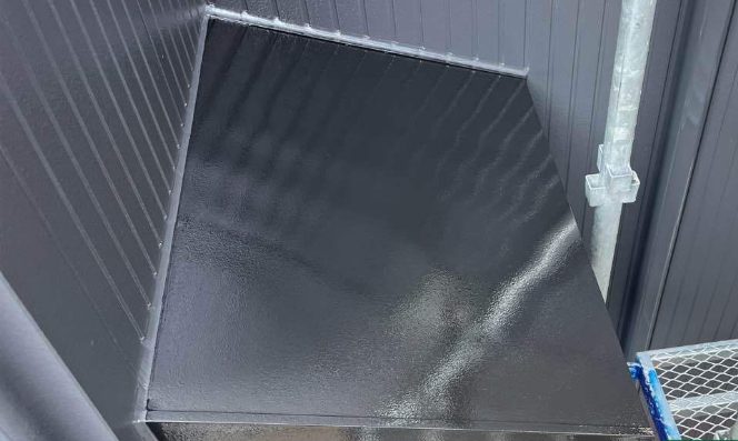 付帯塗装　勝手口庇 施工後