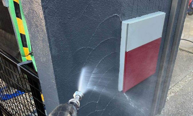 高圧洗浄　門壁洗浄中