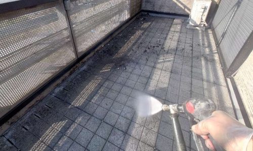 ベランダ床高圧洗浄施工中