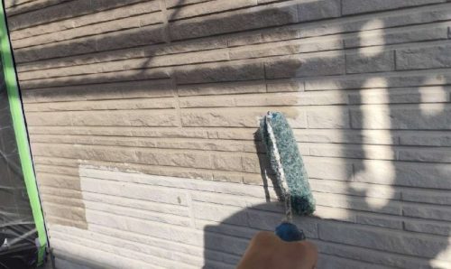 外壁下塗り施工中