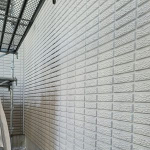 外壁吹付塗装中