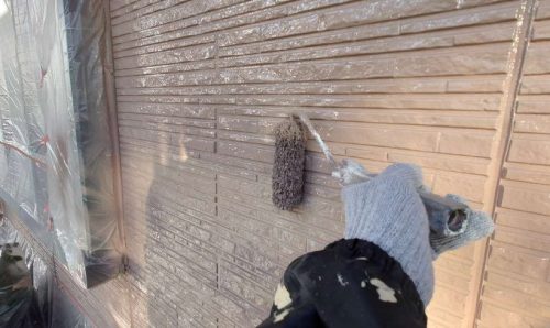 外壁上塗り2回目施工中