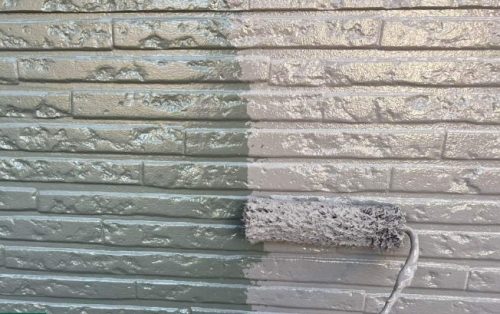 外壁塗装上塗り1回目施工中