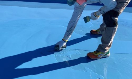 屋上防水 ウレタン防水材2層目 施工中