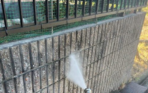 外塀高圧洗浄施工中