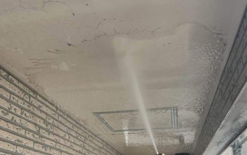 軒天高圧洗浄施工中