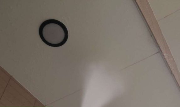 高圧洗浄 軒天 洗浄中