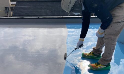 屋上防水 トップコート塗布 施工中