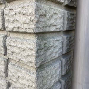 凹凸の深い外壁