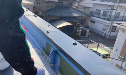 屋上防水 立ち上がりウレタン防水材1層目 施工中