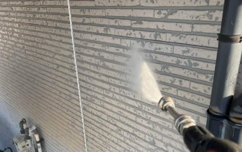 外壁高圧洗浄施工中