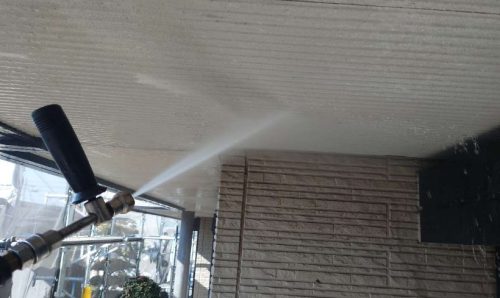軒天高圧洗浄施工中
