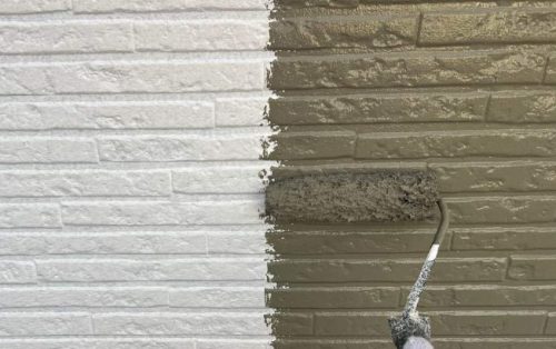 外壁塗装中塗り施工中