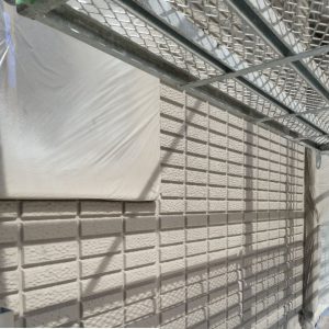 外壁吹付塗装中