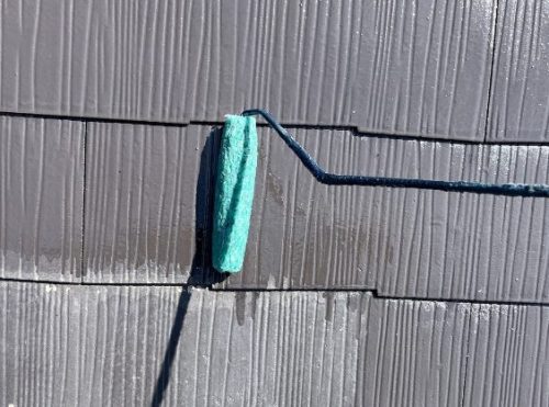 屋根塗装下塗り施工中